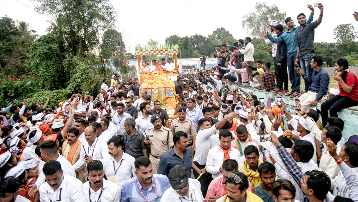 मुख्यमंत्री श्री शिवराज सिंह चौहान बैतूल जिले के सारणी में जनदर्शन के दौरान विशाल जनसमुदाय का अभिवादन करते हुए।